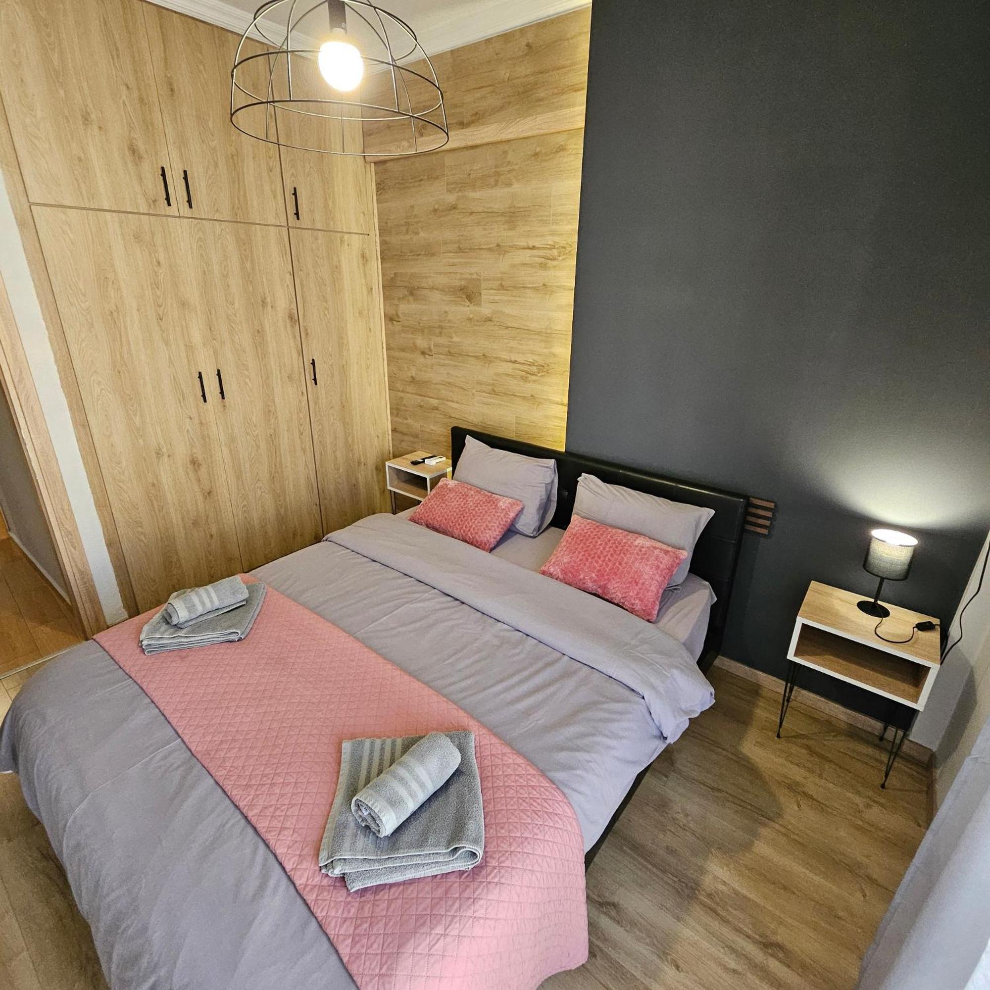 סרס Central 3 Modern Apartment With Free Parking מראה חיצוני תמונה